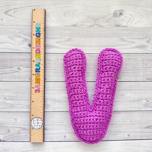 Patrón de crochet con la letra V en miniatura, patrón de amigurumi con la letra V, patrón de crochet con el alfabeto, patrón de amigurumi con el alfabeto, muñeca de trapo con la letra V, letra V