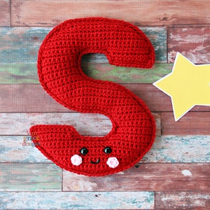 Patrón de crochet con la letra S, patrón de amigurumi con la letra S, patrón de crochet con el alfabeto, patrón de amigurumi con el alfabeto, muñeco de trapo con la letra S, letra S