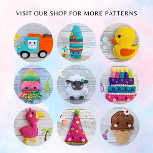 Op de afbeelding: Negen kleurrijke gehaakte amigurumi-patronen, waaronder een surfboard, een vrachtwagen, een kwal, een schaap, een verjaardagstaart, een feestmuts, een flamingo, een eend en een ijsje. Bezoek onze winkel voor meer patronen.