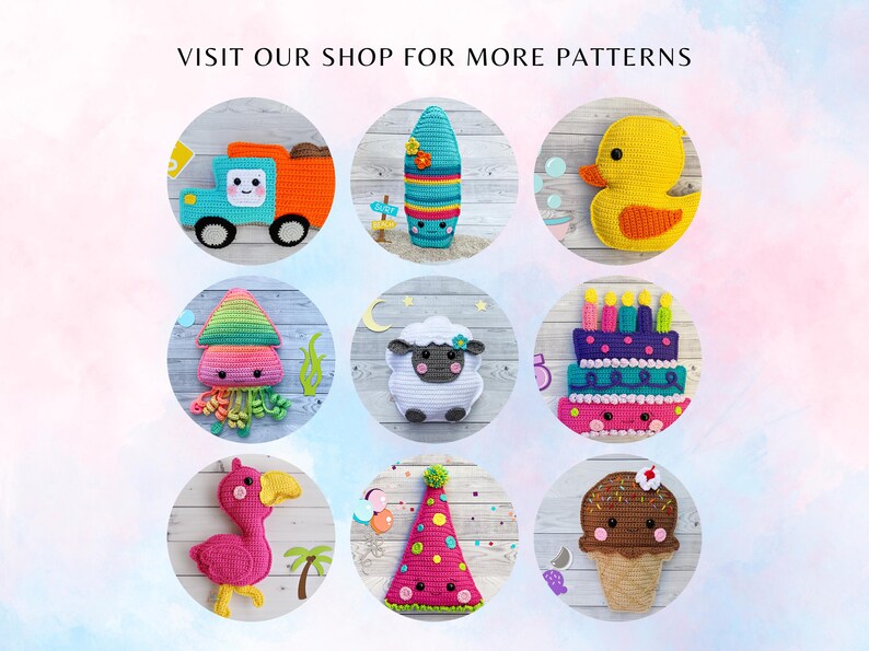 Op de afbeelding: Negen kleurrijke gehaakte amigurumi-patronen, waaronder een surfboard, een vrachtwagen, een kwal, een schaap, een verjaardagstaart, een feestmuts, een flamingo, een eend en een ijsje. Bezoek onze winkel voor meer patronen.