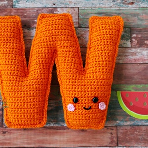 Patrón de crochet con la letra W, patrón de amigurumi con la letra W, patrón de crochet con el alfabeto, patrón de amigurumi con el alfabeto, muñeca de trapo con la letra W, letra W