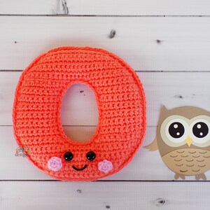 Patrón de crochet con la letra O minúscula, patrón de amigurumi con la letra O, patrón de crochet con el alfabeto, patrón de amigurumi con el alfabeto, abrazo con la letra O