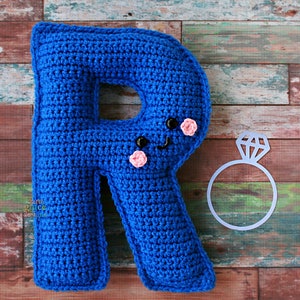 Patrón de crochet con la letra R, patrón de amigurumi con la letra R, patrón de crochet con el alfabeto, patrón de amigurumi con el alfabeto, muñeco de trapo con la letra R, letra R
