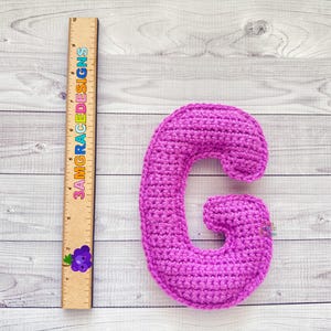 Patrón de crochet con la letra G en miniatura, patrón de amigurumi con la letra G, peluche con la letra G, abrazo kawaii con la letra G, abrazo con la letra G, patrón con la letra G