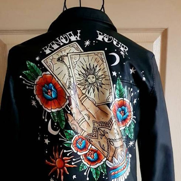 Chaqueta de piel sintética mística estilo tatuaje pintada a mano, chaqueta pintada a medida