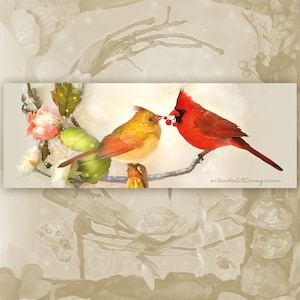 Puede incluir: Un cardenal rojo y un cardenal amarillo posados en una rama nevada, compartiendo una baya roja. Las aves están en un entorno invernal con un fondo borroso.