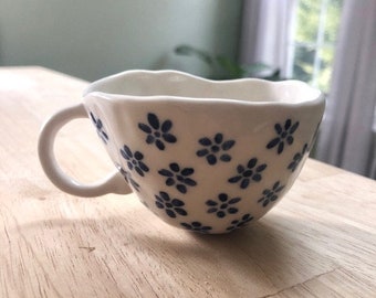 Tasse de thé bleue et blanche