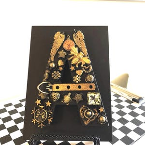 Art décoratif lettre A, techniques mixtes, initiales, steampunk, oeuvre d'art, breloques, assemblage, cadeau, unique en son genre, or, noir