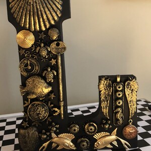 Letra L, Técnica mixta, Steampunk, Obra de arte, Amuletos, Ensamblaje, Regalo, Oro, Negro, Única, Inicial