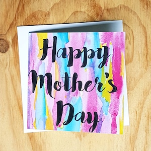Tarjeta del día de las madres felices, diseño de letras con pincel pintado a mano, hecho en Melbourne, impreso en tarjeta 100% reciclada posconsumo.