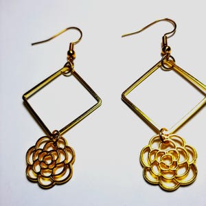 Gold Square, Flower Earrings/Flower Earrings/ Square Shape Earrings/ Pierced Earrings/ Simple Geometric Earrings/ Gold Earrings