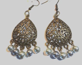 Pendientes colgantes, Candelabros de filigrana de bronce con cuentas de perla gris, Candelabros de bronce, Pendientes perforados, Pendientes colgantes, Pendientes de perla gris