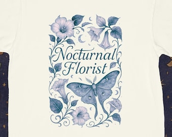 Camiseta Luna Moth: Estampa floral celestial e bruxa, estilo cottagecore.