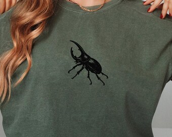 Hercules Beetle Shirt mit Tattoo Style Insekt Print Nature Lover Tee mit Holzschnitt Nashorn Käfer für Entomologie Fans