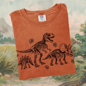 Vintage Dinosaur Skeleton T-Shirt with Tattoo Style Jurassic Fossil Graphic, Retro 90s Aesthetic Paleontology Tee for Science Lovers