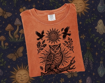 Camiseta con diseño de búho y cuervo brujo, estilo vintage de xilografía en linóleo, gráfica de folclore pagano, inspirada en la naturaleza mística, retro ocultista, años 2000