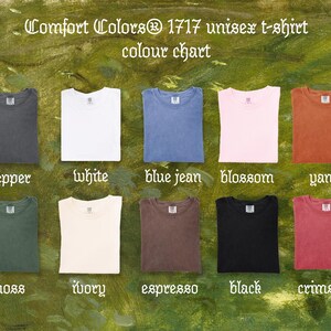 Puede incluir: Carta de colores de camisetas unisex Comfort Colors 1717. La imagen muestra camisetas dobladas en varios colores, incluyendo pimienta, blanco, azul vaquero, flor, &ntilde;ame, musgo, marfil, espresso, negro y carmes&iacute;. El texto "Comfort Colors" est&aacute; en la parte superior.