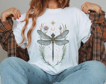Koszulka z grafiką ważki z niebiańskim słońcem i księżycem, mistyczna koszulka z ważkami, duchem natury, estetyka boho dla kosmicznych dusz