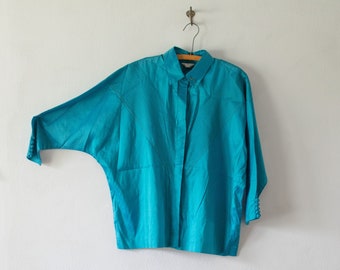 Vintage 1970er Upcycled Seidenbluse / Seidenstickerei Schlange Hell Teal Blau Dolman Ärmel Button Up Pin Tucked Hand bestickt