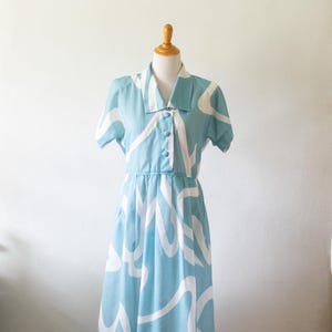 Vintage 70&#39;s Swing Dress | Blue-Green and White Abstract Squiggle Pockets Button Up Collared Short Sleeve