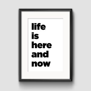 Toont zwart-wit positieve citaat, kunst minimalistische tekst positieve grote belettering, minimalistische, moderne stijl