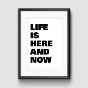 Toont zwart-wit positieve citaat, kunst minimalistische tekst positieve grote belettering, minimalistische, moderne stijl
