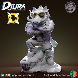 Könnte beinhalten: Graue Figur eines wildschweinartigen Charakters mit Sonnenbrille, Weste und Shorts, der auf einem Schädel steht. Die Figur ist Teil des Djura Roleplaying Game. Die Figur hat ein Messer auf dem Rücken. Die Figur steht auf einem weißen Sockel.