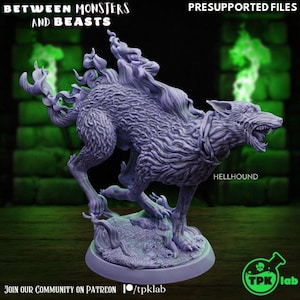 Puede incluir: Figura detallada de un Hellhound de color púrpura claro con una expresión de enfado, esculpida con texturas intrincadas. La figura está en movimiento, con llamas que emanan de su espalda. El texto incluye "BETWEEN MONSTERS AND BEASTS" y "HELLHOUND".
