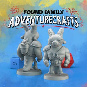 Puede incluir: Dos figuras grises de criaturas con cuernos, una con mochila, la otra con armadura, sobre bases grises. El texto "FOUND FAMILY ADVENTURECRAFTS" está encima. Un dado azul y rojo en el fondo.