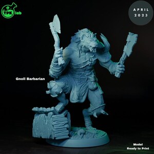 Może przedstawiać: Jasnoniebieski model Gnoll Barbarian, trzymający dwa topory, gotowy do druku. Postać ma wilczą głowę, muskularną budowę ciała i jest dynamicznie pozowana. Widoczny jest tekst "Gnoll Barbarian". Model znajduje się na podstawie z drewnianą konstrukcją.