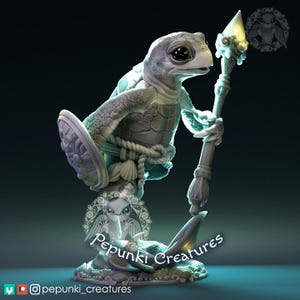 Könnte beinhalten: Detaillierte Skulptur einer schildkrötenartigen Kreatur, die einen Stab mit leuchtender Spitze und einen Schild hält. Die Skulptur ist in Grau- und Weißtönen gehalten und weist komplizierte Details auf. Die Basis der Skulptur trägt den Text "Pepunki Creatures".