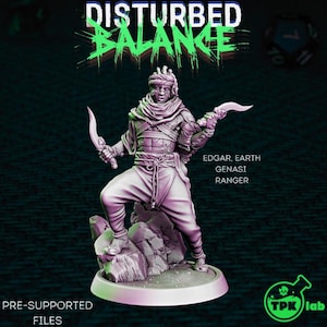 Puede incluir: Miniatura impresa en 3D de una figura que sostiene dos cuchillas curvas, de pie sobre una base rocosa. La figura está vestida con un turbante y ropa drapeada. El texto "DISTURBED BALANCE" está encima de la figura, con "EDGAR, EARTH GENASI RANGER" debajo.