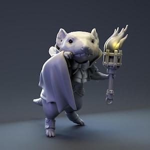 Op de afbeelding: Gedetailleerd beeldje van een muis gekleed in een cape en formele kleding, met een fakkel met een gloeiende vlam. De muis heeft grote oren en een strenge uitdrukking. Het beeldje is lichtgrijs.