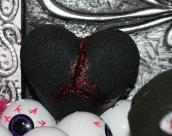 Bombe de bain en obsidienne, bombes de bain coeur, coeurs qui saignent, cadeau amusant, gothique, effrayant ! Bain pétillant d'Halloween, prêt à expédier, paillettes pastel, Saint-Valentin