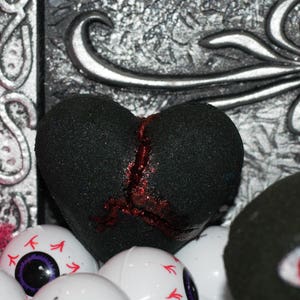 Obsidan Bath Bomb, Heart Bath Bombs, Bleeding Hearts, fun gift, goth, creepy Halloween Bath Fizzy, Ready to Ship, Pastel Glitter, Valentine afbeelding 1