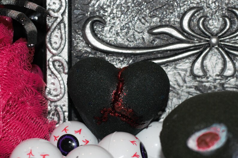 Obsidan Bath Bomb, Heart Bath Bombs, Bleeding Hearts, fun gift, goth, creepy Halloween Bath Fizzy, Ready to Ship, Pastel Glitter, Valentine afbeelding 1