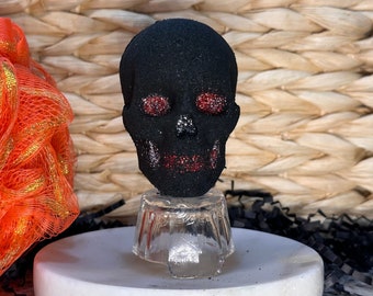 Bombe de bain crâne d'obsidienne d'Halloween | Choix de paillettes/sans paillettes | Choisissez votre propre parfum | Paillettes bio sûres | Bain pétillant végétalien pressé à la main