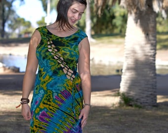 Può includere: Abito lungo senza maniche con stampa tie-dye nei toni del blu, verde, giallo e viola. L'abito presenta un esclusivo design ritagliato sul corpetto e una gonna fluida. L'abito è adatto per abbigliamento casual.
