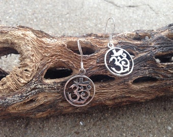 Orecchini Tradizionali Buddisti OHM AUM | Simboli Loto E Buddha | Zinco Color Argento | Donne