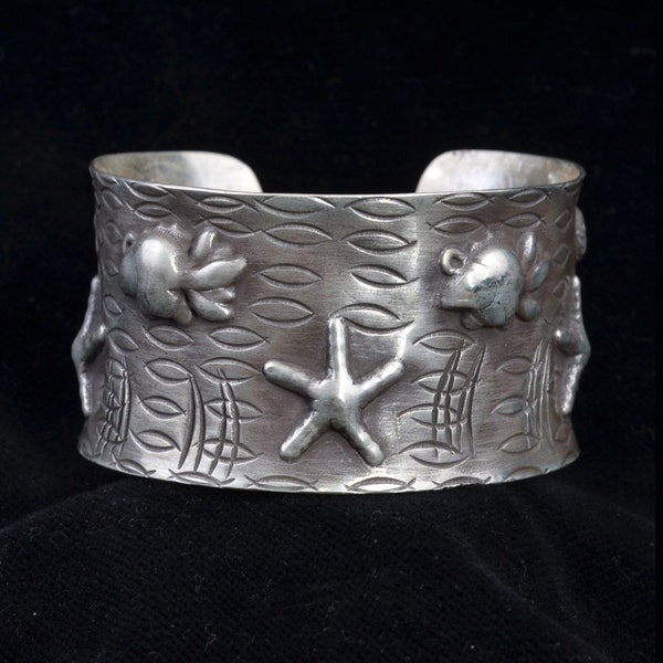 Hill tribe Silver Cuff Bracelet with Starfish / Engraved Jewelry / Aquatic Starfish Seaweed Bracelet / Hand Repousse Artisan Silver Jewelry