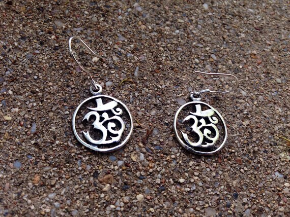 Orecchini Tradizionali Buddisti OHM AUM | Simboli Loto E Buddha | Zinco Color Argento | Donne