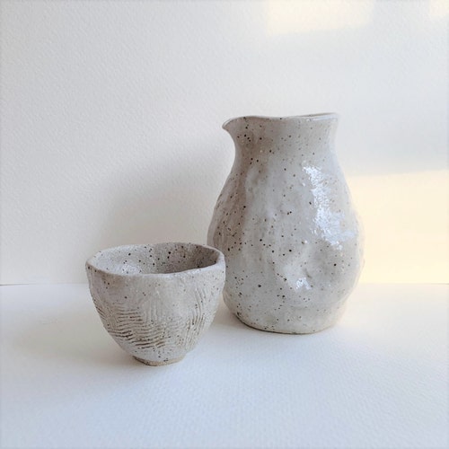 溶けた影 - 灰のような釉と有機的なフォルムを持つ彫刻的な陶器の花瓶