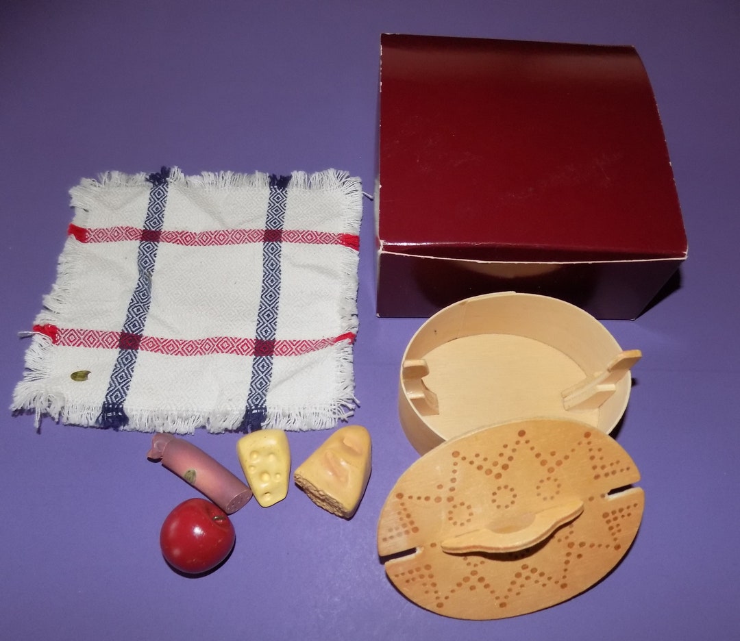 American Girl Pleasant Company Kirsten First edition American Girl Pleasant Company Kirsten\'s Pioneer School Lunch display picture 1