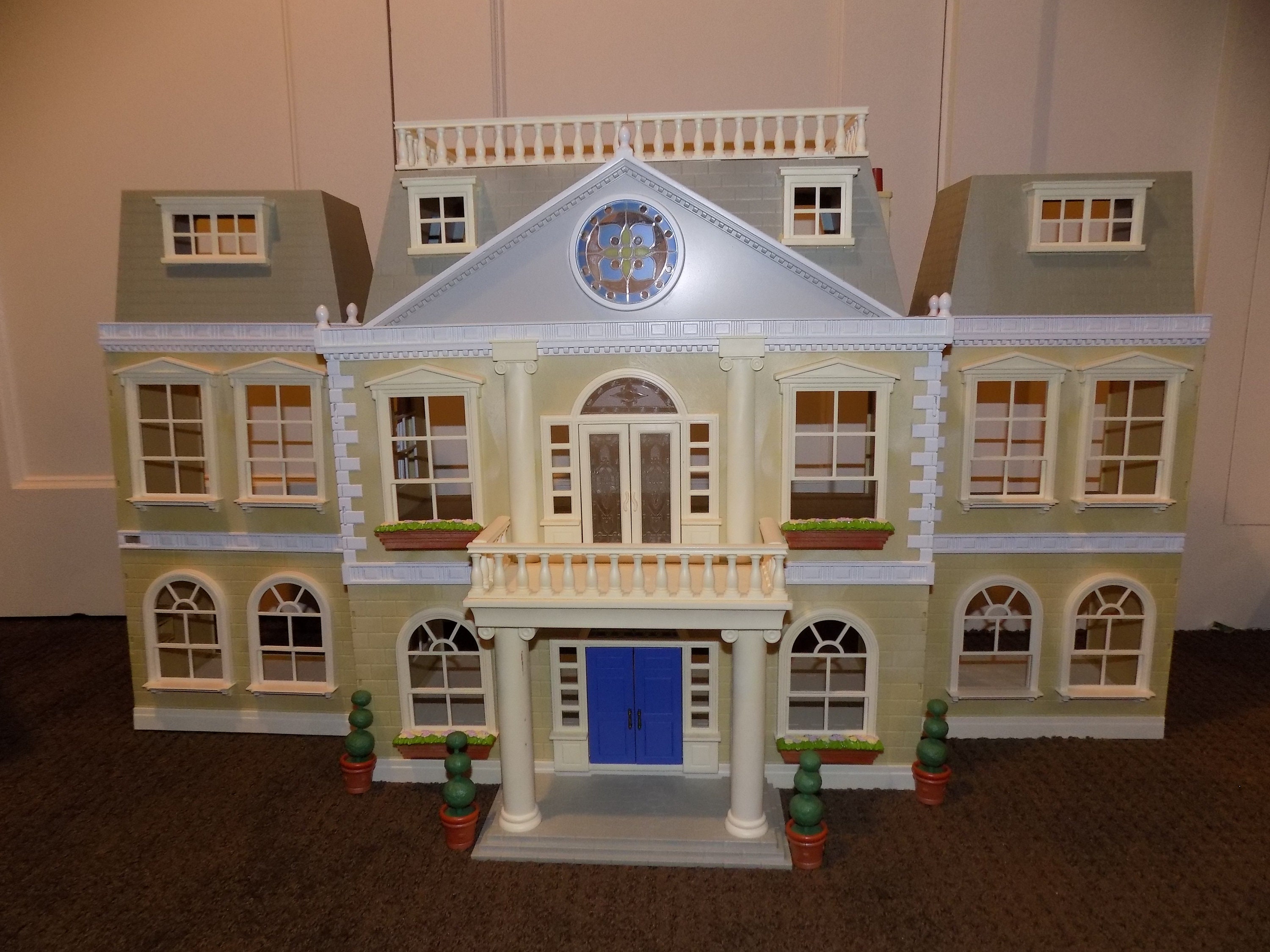Calico Critters Cloverleaf Manor Mansion Town green Calico Critters Cloverleaf Manor Mansion Town green