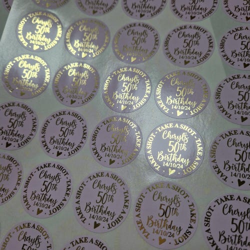 Stickers d'anniversaire déjoués personnalisés, modèle Take A Shot, 37 mm, tous âges et tous les prénoms