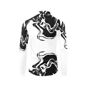 Puede incluir: Una camisa blanca de manga larga con botones y un patr&oacute;n abstracto de m&aacute;rmol negro.