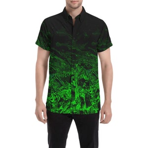 Puede incluir: Una camisa de botones de manga corta negra y verde con un patrón abstracto.
