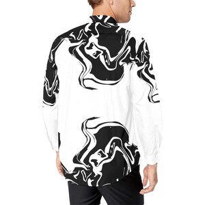 Puede incluir: Una camisa blanca de manga larga con botones y un patr&oacute;n abstracto de m&aacute;rmol en blanco y negro.