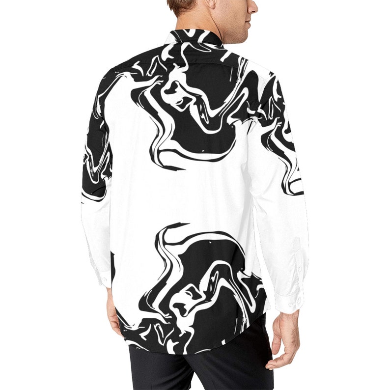 Puede incluir: Una camisa blanca de manga larga con botones y un patr&oacute;n abstracto de m&aacute;rmol en blanco y negro.