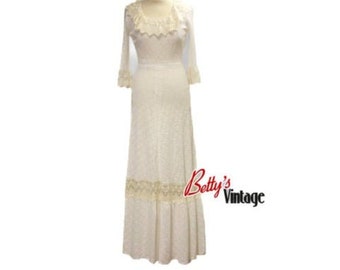 70s vintage long white prairie dress. Ideal for a bohemian wedding. Romantic details. Summer hippie wedding.